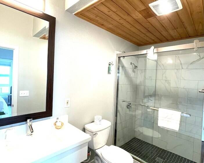 غرفة قياسية, Tides Inn & Suites