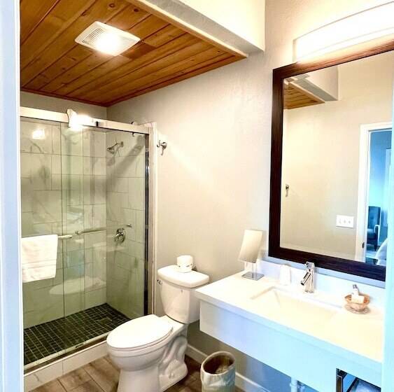 غرفة قياسية, Tides Inn & Suites