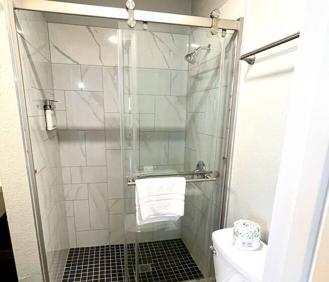 غرفة قياسية, Tides Inn & Suites