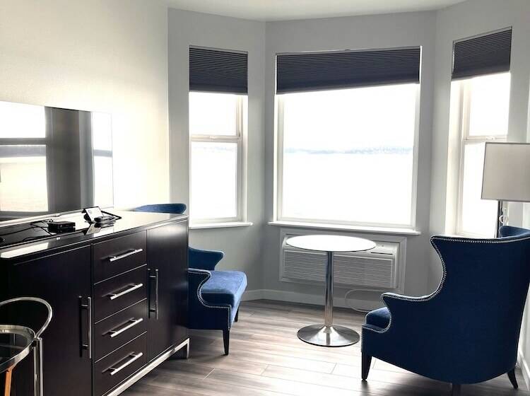 غرفة بريميوم, Tides Inn & Suites