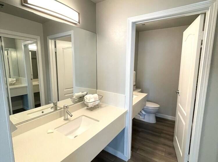 غرفة بريميوم, Tides Inn & Suites