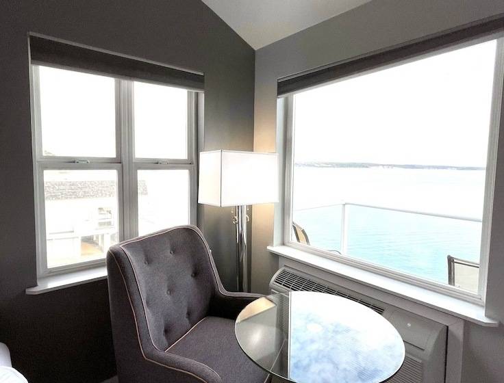 غرفة بريميوم, Tides Inn & Suites