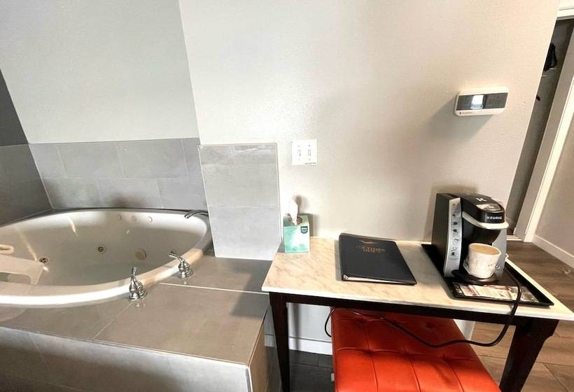 غرفة بريميوم, Tides Inn & Suites