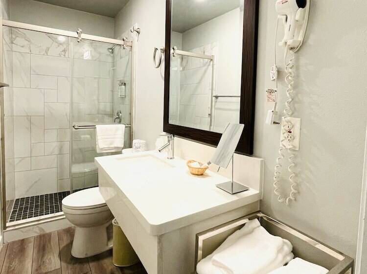 غرفة قياسية, Tides Inn & Suites