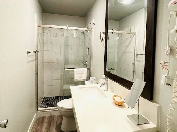 غرفة قياسية, Tides Inn & Suites