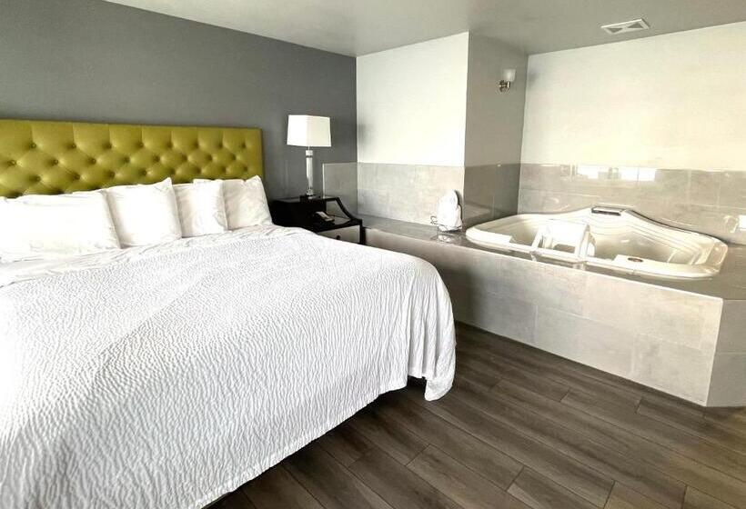 Номер Deluxe Кровать Кинг, Tides Inn & Suites