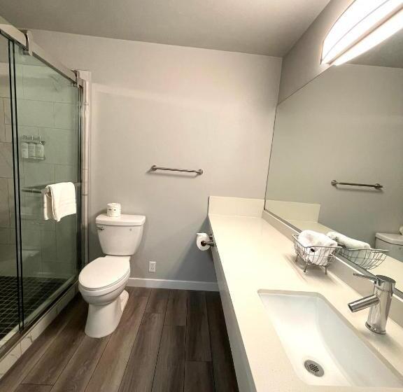 Номер Deluxe Кровать Кинг, Tides Inn & Suites