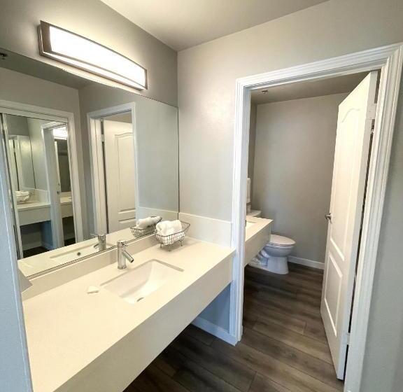 غرفة بريميوم, Tides Inn & Suites