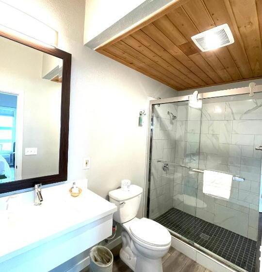 غرفة ديلوكس سرير كينج, Tides Inn & Suites