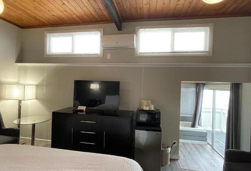 غرفة ديلوكس مطلّة علي البحر مزوَّدة بشُرفة, Tides Inn & Suites