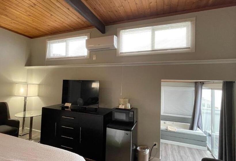 غرفة ديلوكس مطلّة علي البحر مزوَّدة بشُرفة, Tides Inn & Suites