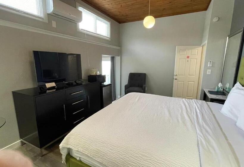 غرفة ديلوكس مطلّة علي البحر مزوَّدة بشُرفة, Tides Inn & Suites