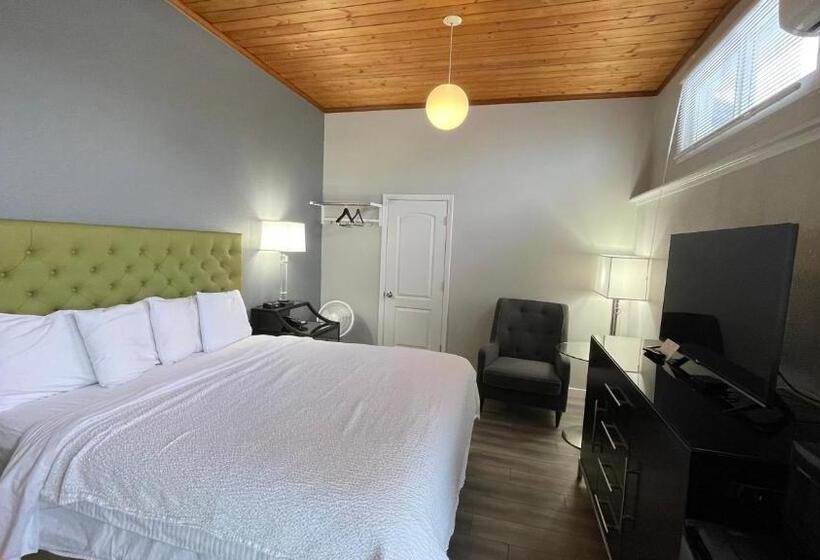 غرفة ديلوكس مطلّة علي البحر مزوَّدة بشُرفة, Tides Inn & Suites