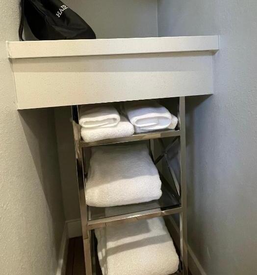 غرفة ديلوكس مطلّة علي البحر مزوَّدة بشُرفة, Tides Inn & Suites