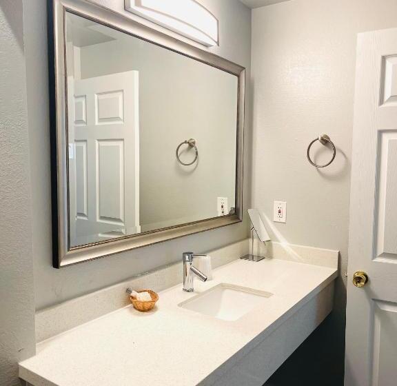 غرفة قياسية مطلّة علي البحر مزوَّدة بشُرفة, Tides Inn & Suites