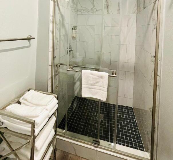 غرفة قياسية مطلّة علي البحر مزوَّدة بشُرفة, Tides Inn & Suites