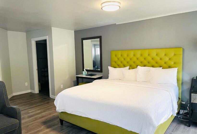 غرفة قياسية مطلّة علي البحر مزوَّدة بشُرفة, Tides Inn & Suites