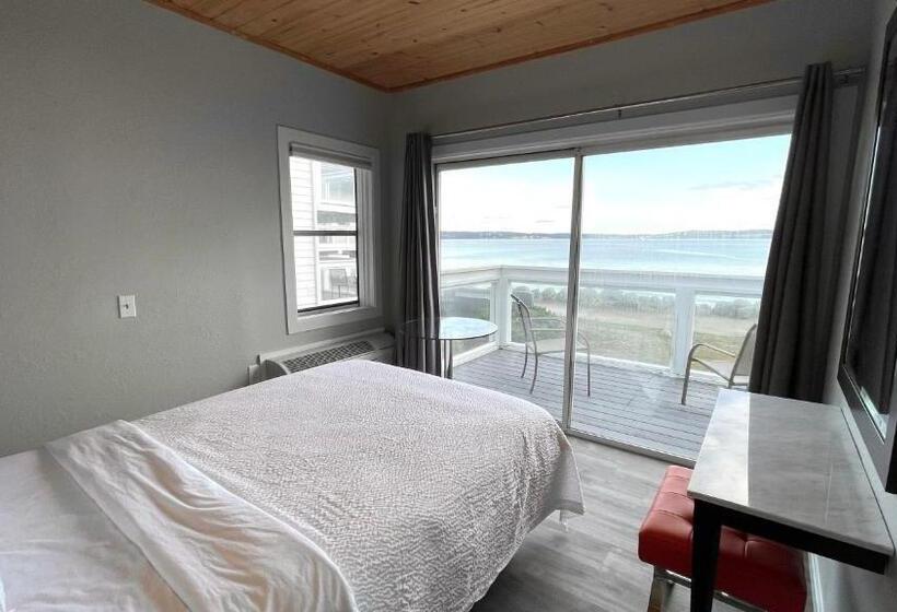 غرفة قياسية مطلّة علي البحر مزوَّدة بشُرفة, Tides Inn & Suites