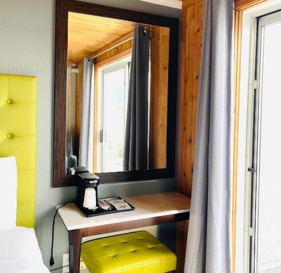 غرفة قياسية سرير كينج, Tides Inn & Suites