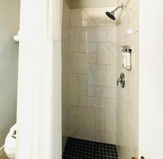 غرفة قياسية سرير كينج, Tides Inn & Suites