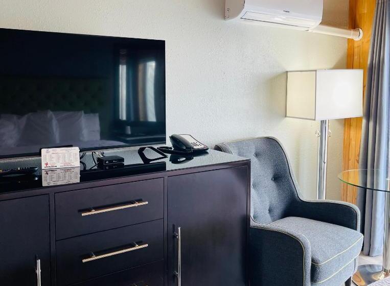 غرفة قياسية سرير كينج, Tides Inn & Suites