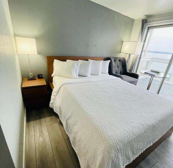 غرفة قياسية مطلّة علي البحر, Tides Inn & Suites