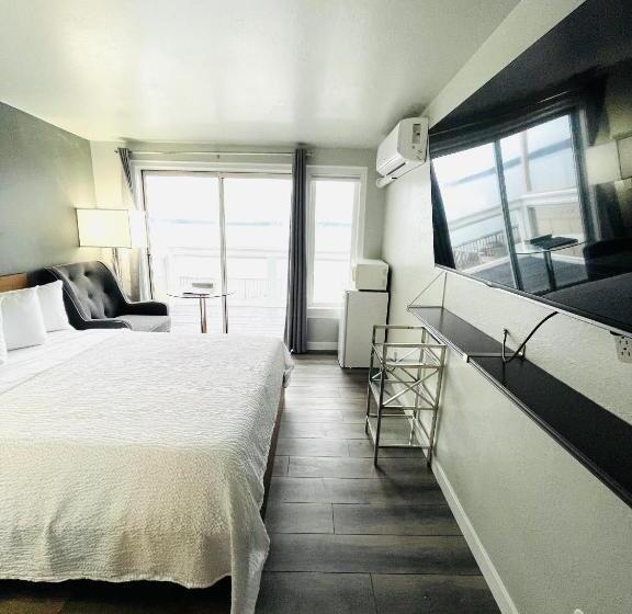 غرفة قياسية مطلّة علي البحر, Tides Inn & Suites