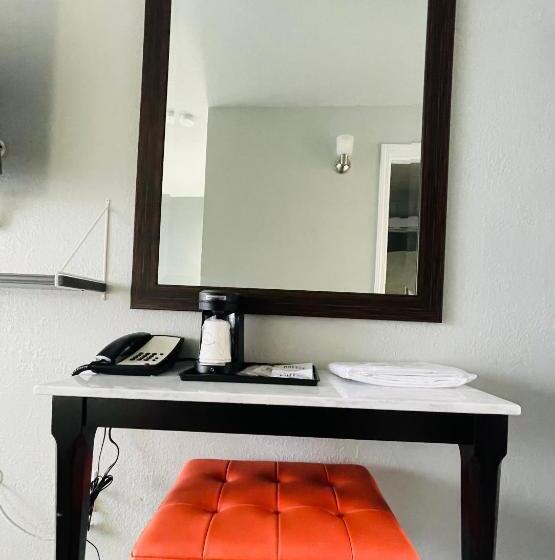 غرفة قياسية مطلّة علي البحر, Tides Inn & Suites