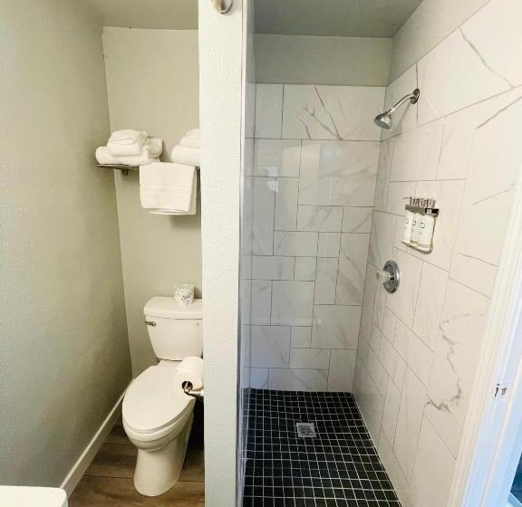 غرفة قياسية مطلّة علي البحر, Tides Inn & Suites