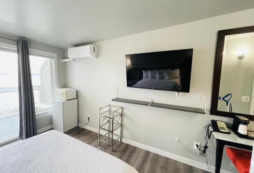 غرفة قياسية مطلّة علي البحر, Tides Inn & Suites