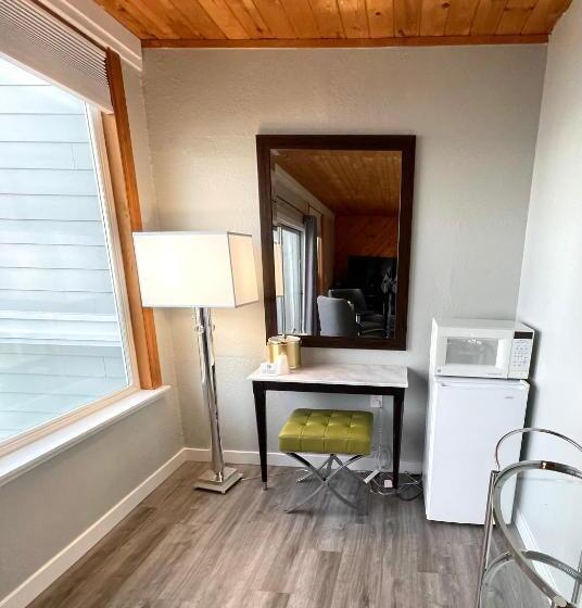 Люкс Deluxe Кровать Кинг, Tides Inn & Suites