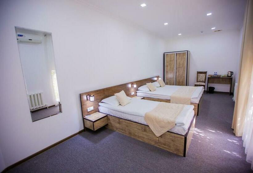 Habitació Triple Estàndard, Art House