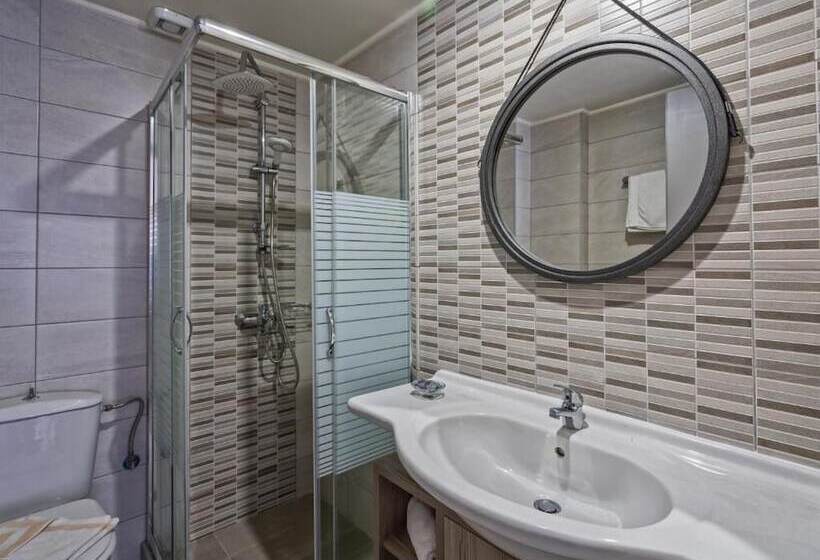 Standard Studio, Icarus Apartments