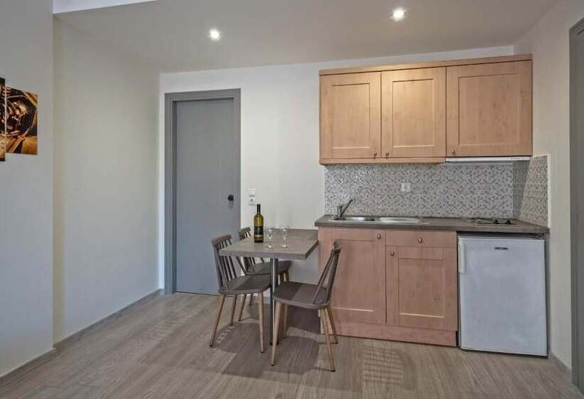 Standard Studio, Icarus Apartments