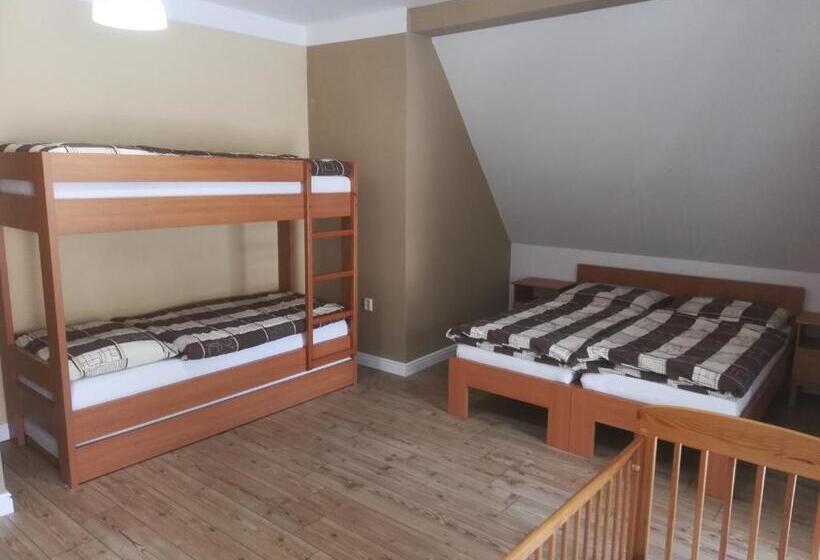 חדר משפחתי נוף לגינה, Lipanka