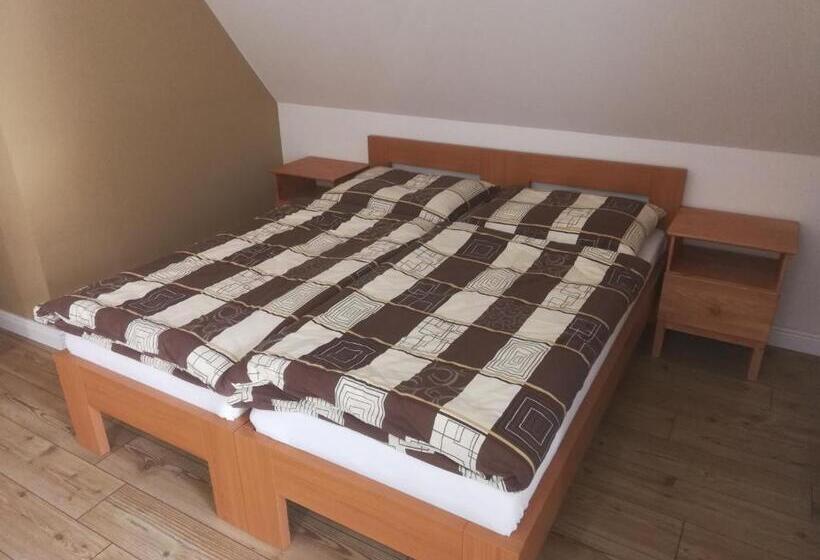 חדר משפחתי נוף לגינה, Lipanka