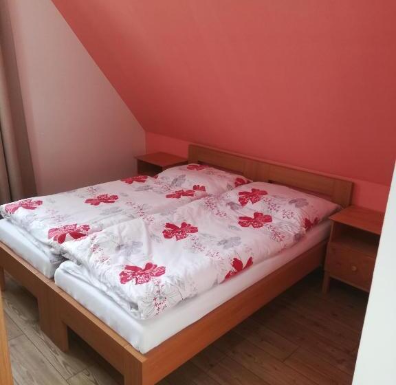 חדר סטנדרט לארבעה, Lipanka