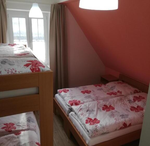 חדר סטנדרט לארבעה, Lipanka