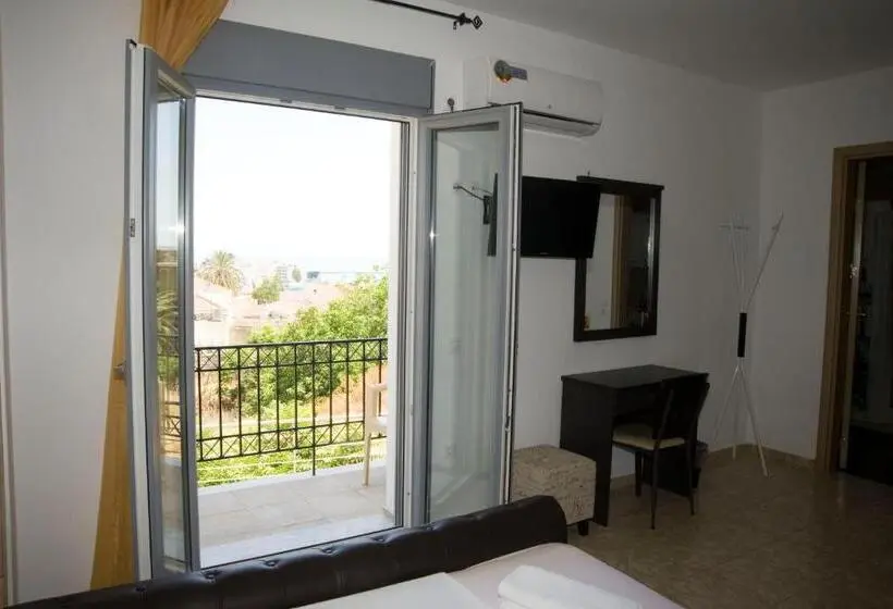 اتاق لوکس با چشم‌انداز, Pyrgos Sofokleous