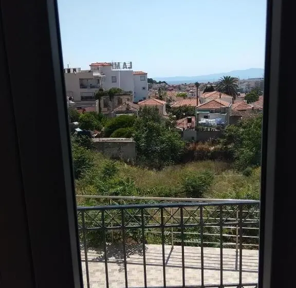 اتاق لوکس با چشم‌انداز, Pyrgos Sofokleous