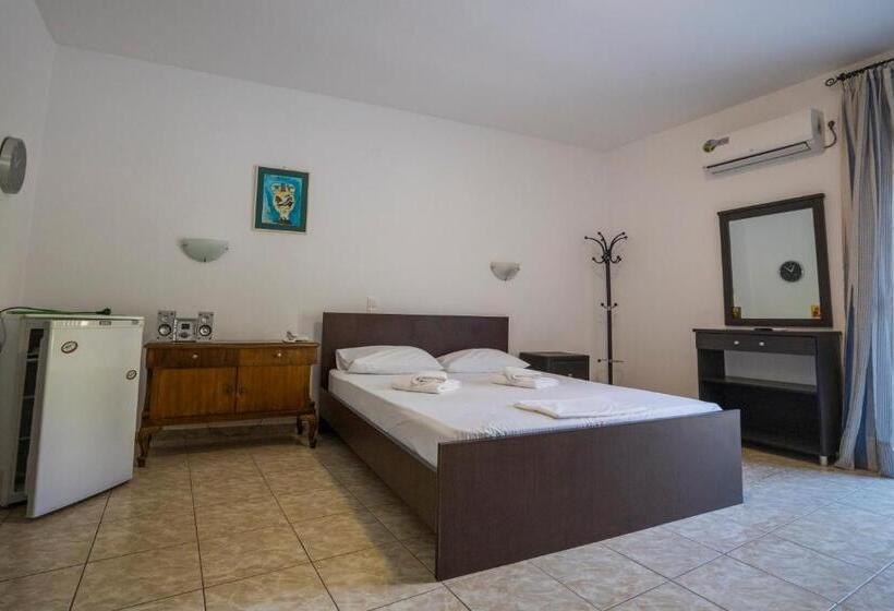 اتاق لوکس با بالکن, Pyrgos Sofokleous