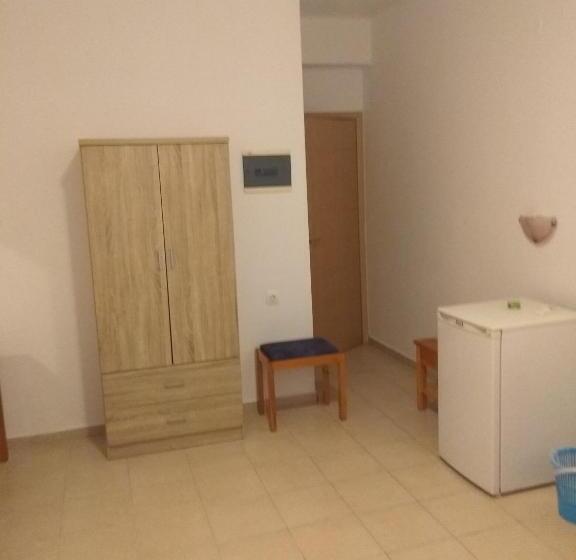 اتاق اکونومی یک تخته, Pyrgos Sofokleous