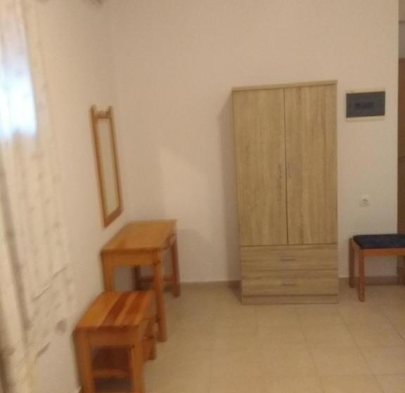 اتاق اکونومی یک تخته, Pyrgos Sofokleous