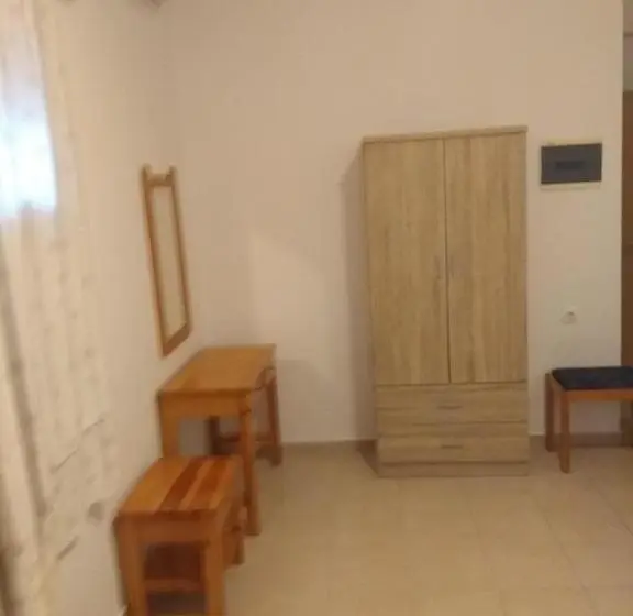 اتاق اکونومی یک تخته, Pyrgos Sofokleous