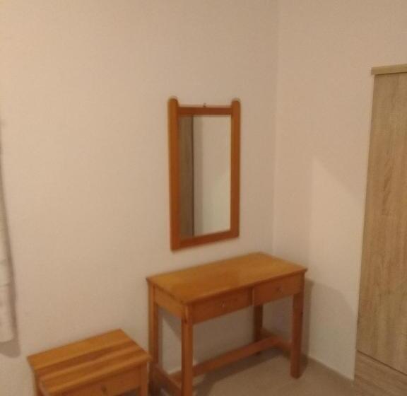 اتاق اکونومی یک تخته, Pyrgos Sofokleous