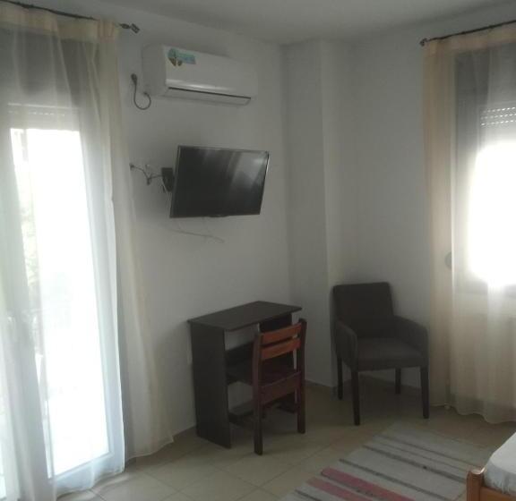 اتاق لوکس, Pyrgos Sofokleous