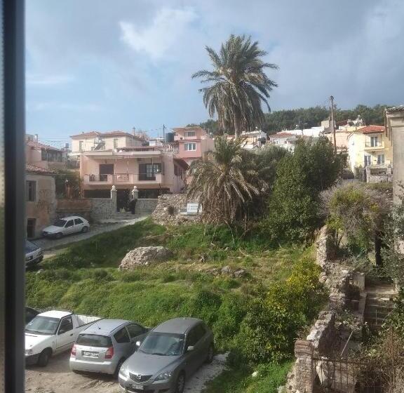 اتاق لوکس, Pyrgos Sofokleous