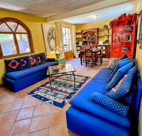 اتاق لوکس سه تخته, Boutique Hotel Casa Camellia