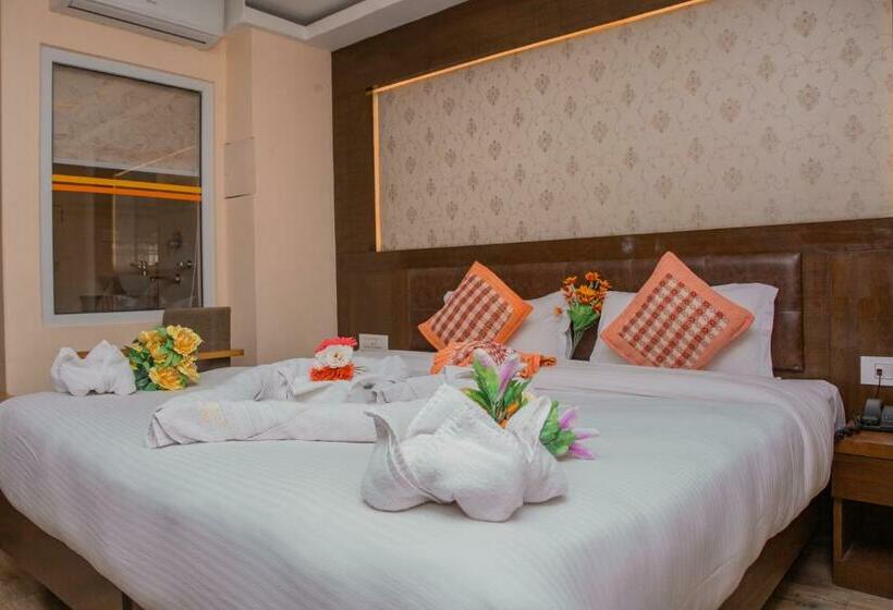 اتاق لوکس با تخت بزرگ, Yellow Pagoda Pokhara