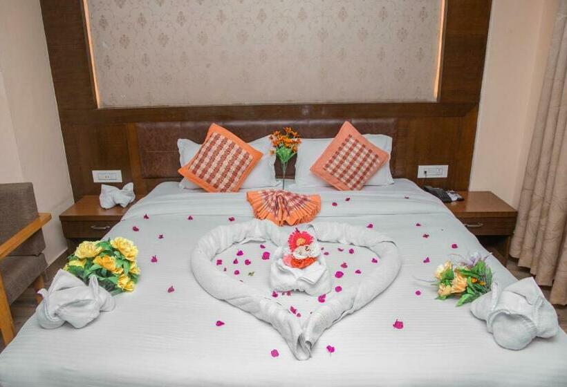 اتاق لوکس با تخت بزرگ, Yellow Pagoda Pokhara